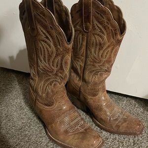 Women's Ariat brown boots.